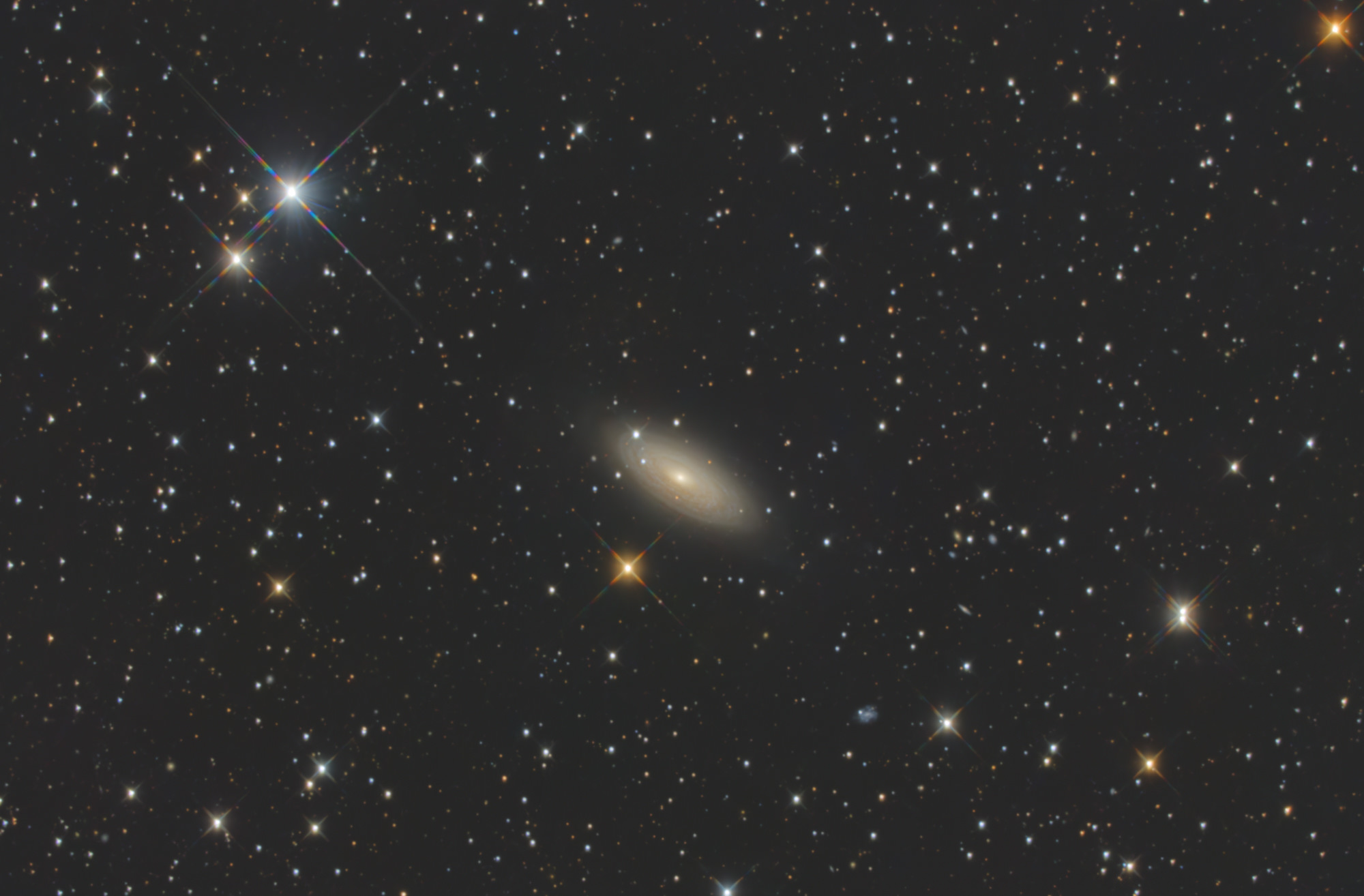 NGC2841 ist eine Spiralgalaxie im Sternbild Großer Bär am Nordsternhimmel.